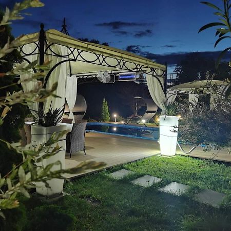 Acktion Deluxe Hotel Shumen Bagian luar foto