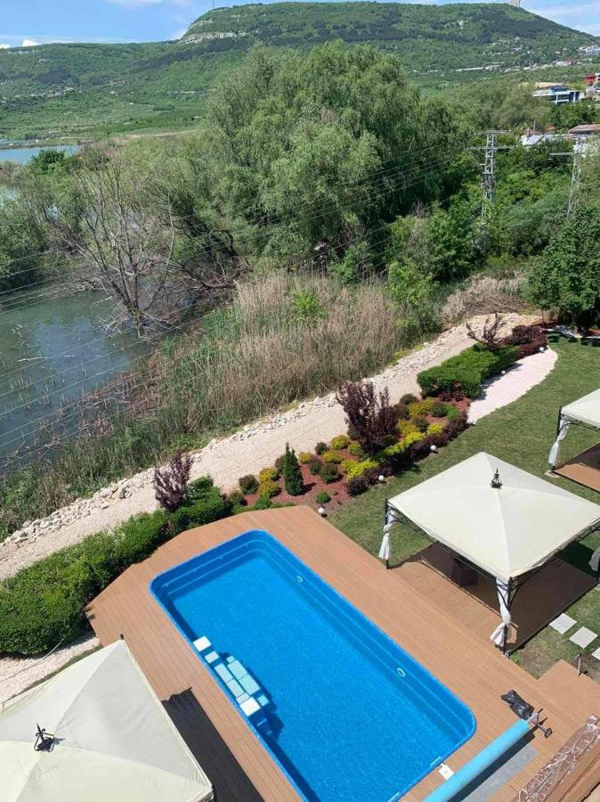 Acktion Deluxe Hotel Shumen Bagian luar foto