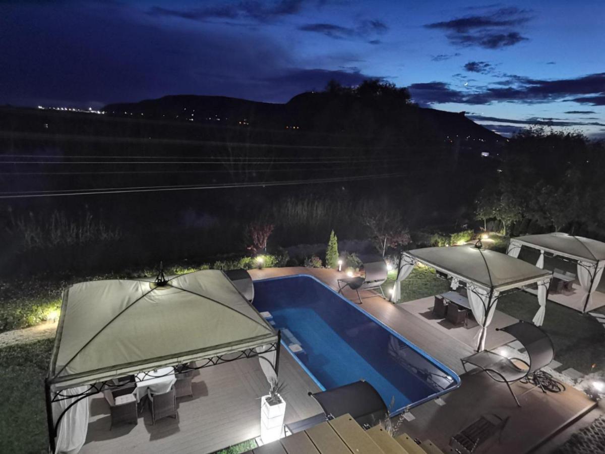 Acktion Deluxe Hotel Shumen Bagian luar foto