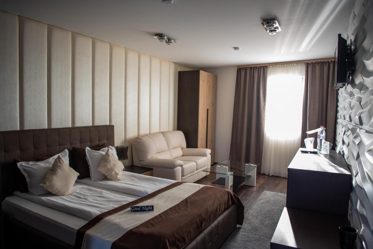 Acktion Deluxe Hotel Shumen Bagian luar foto